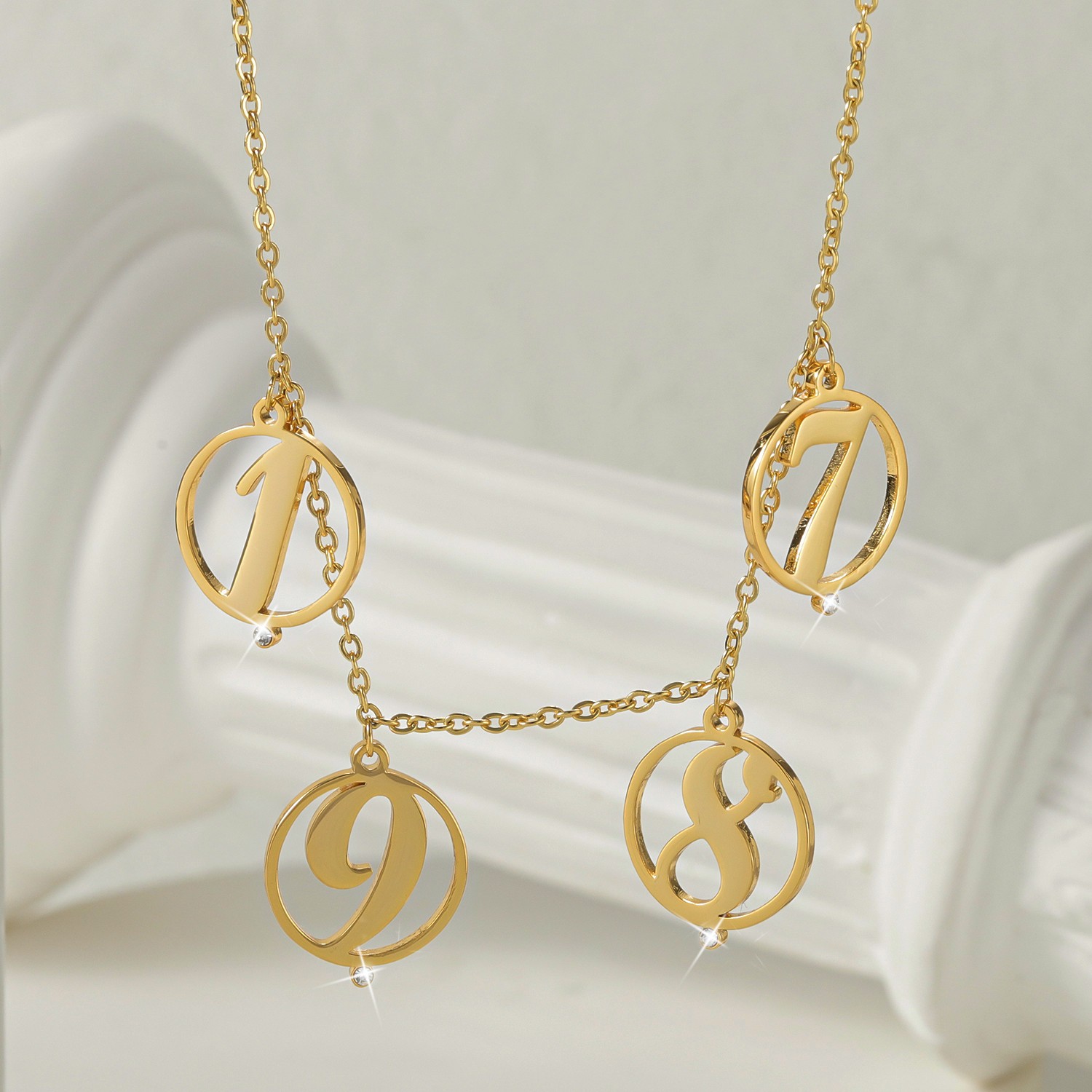 Initial Letter Necklace 18K Gold - تخصيص هالة متعددة الأولي قلادة الماس
