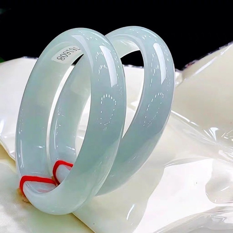 Bracelets - سوار من اليشم البورمي الأخضر الفاتح