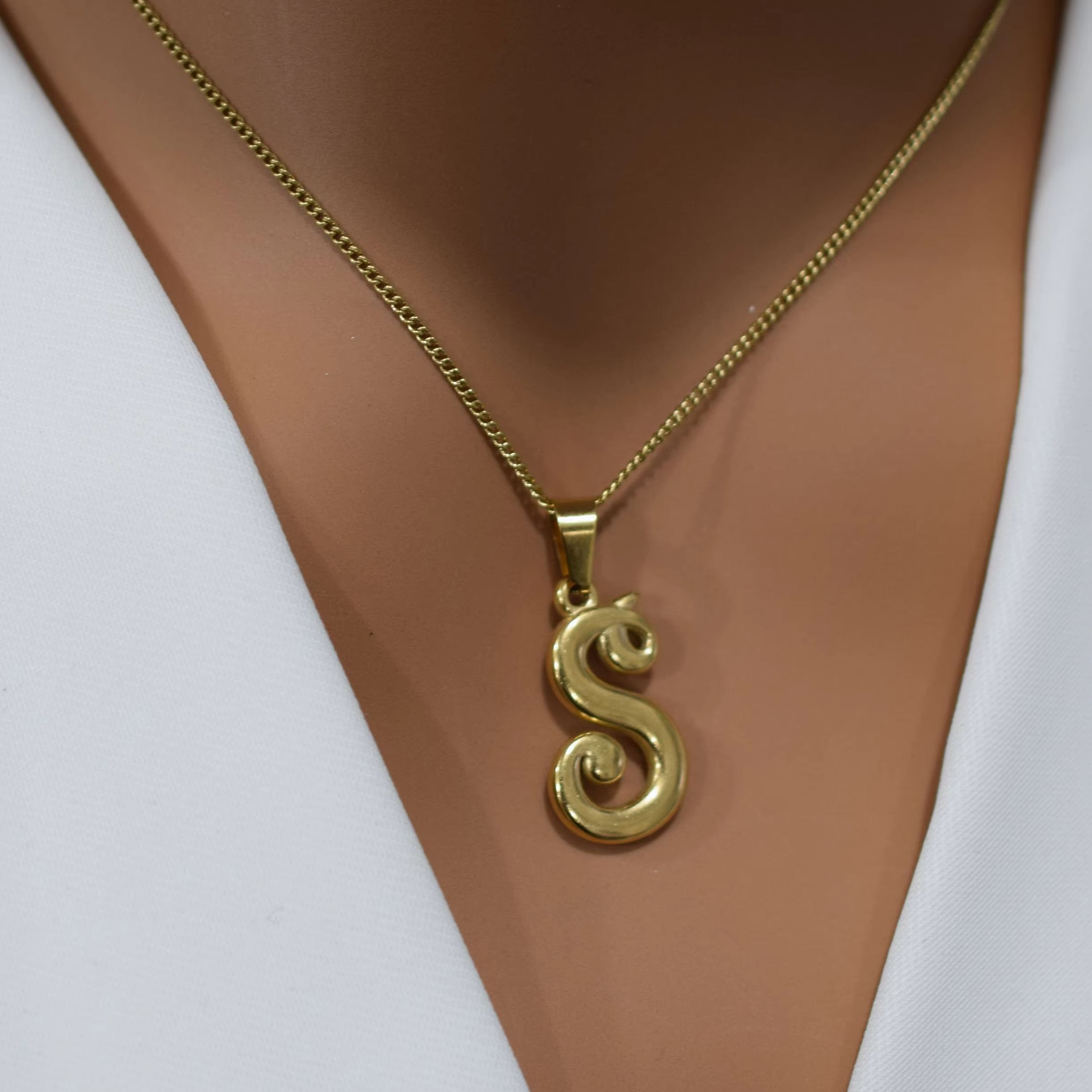 Initial Letter Necklace 18K Gold - قلادة على شكل حروف أبجدية عتيقة
