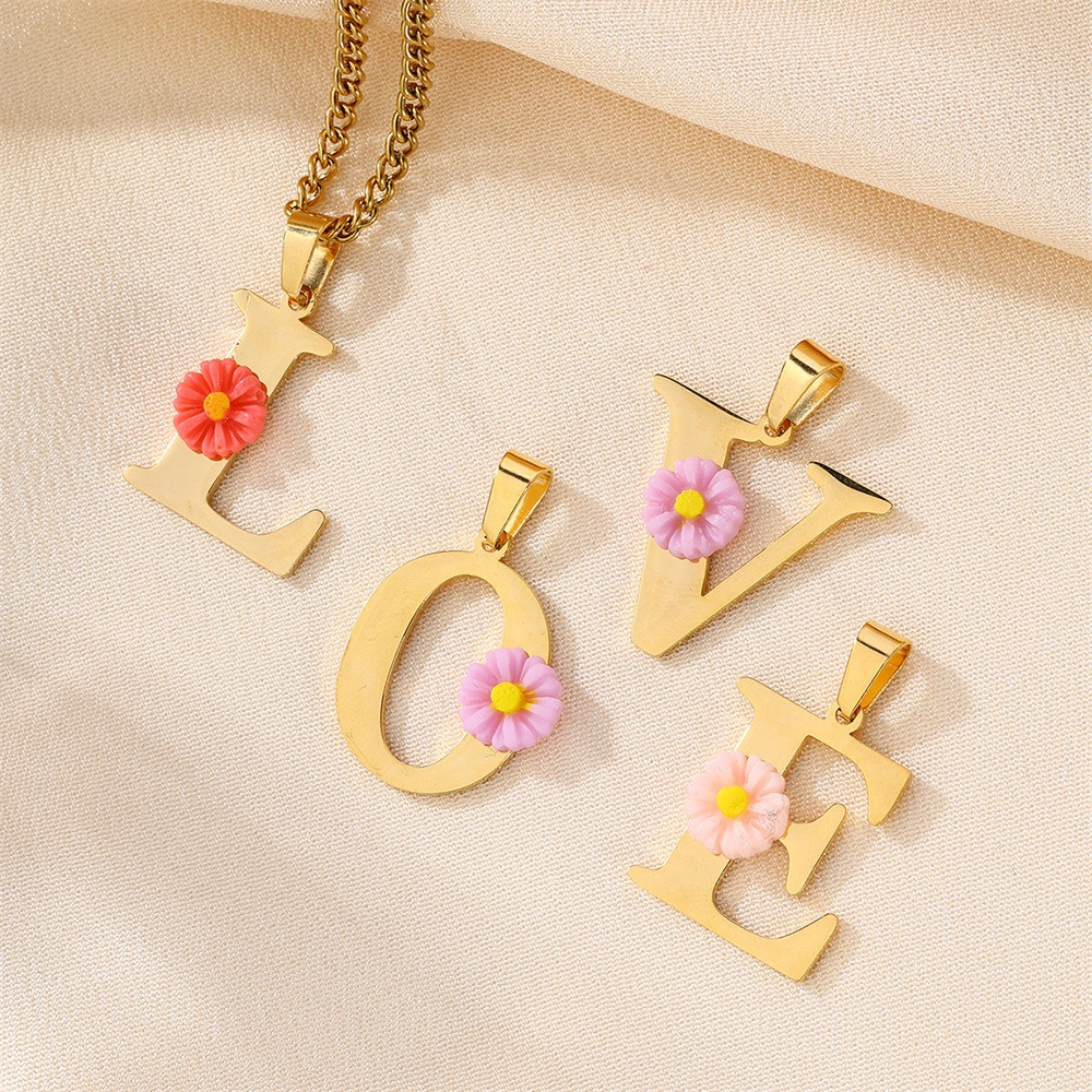 قلادة مخصصة بحرف أولي على شكل  - مراجعة Initial Letter Necklace 18K Gold وسعره