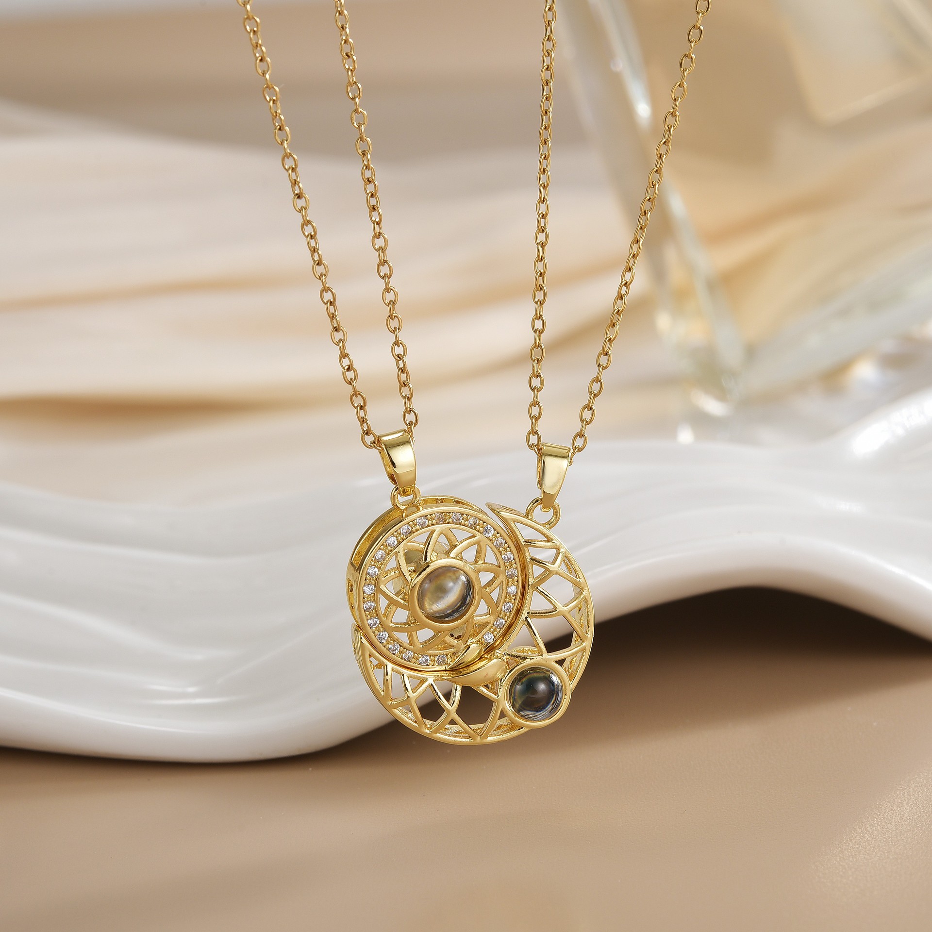 الأزواج القلائد المغناطيسية ال - مراجعة Magnetic Couple Matching Necklaces وسعره