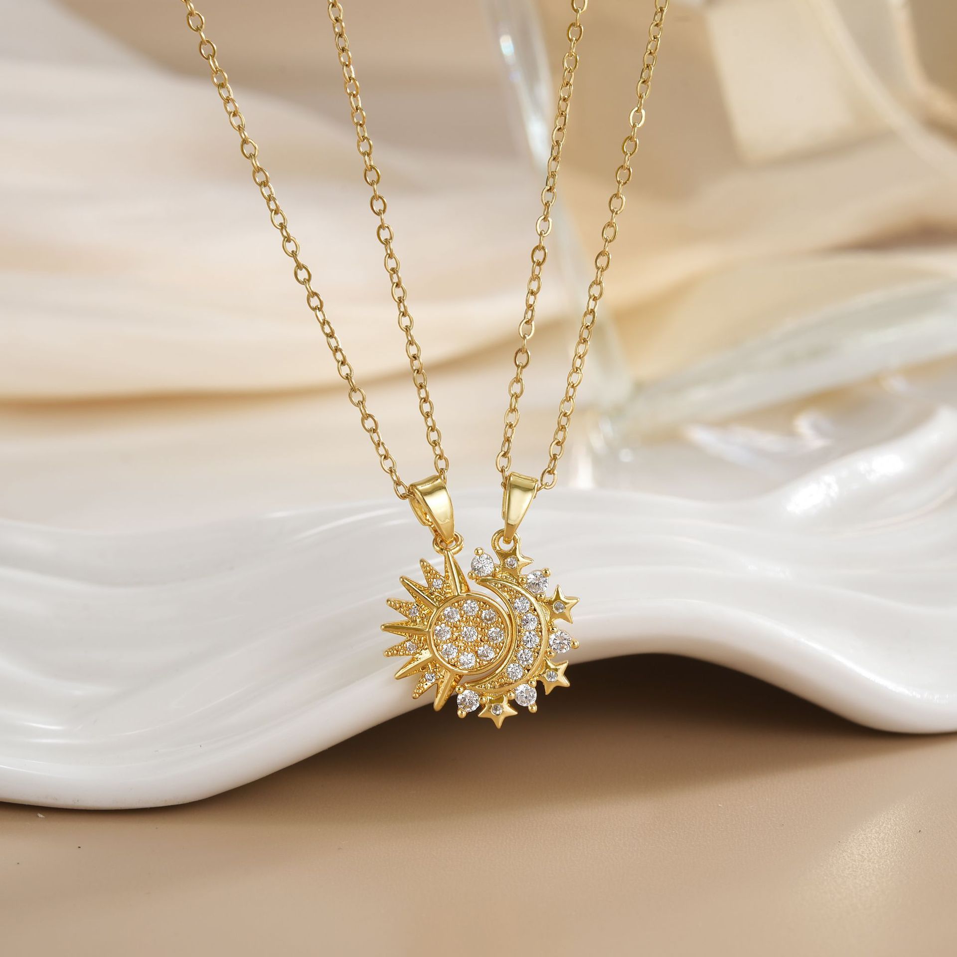 الأزواج القلائد المغناطيسية ال - مراجعة Magnetic Couple Matching Necklaces وسعره