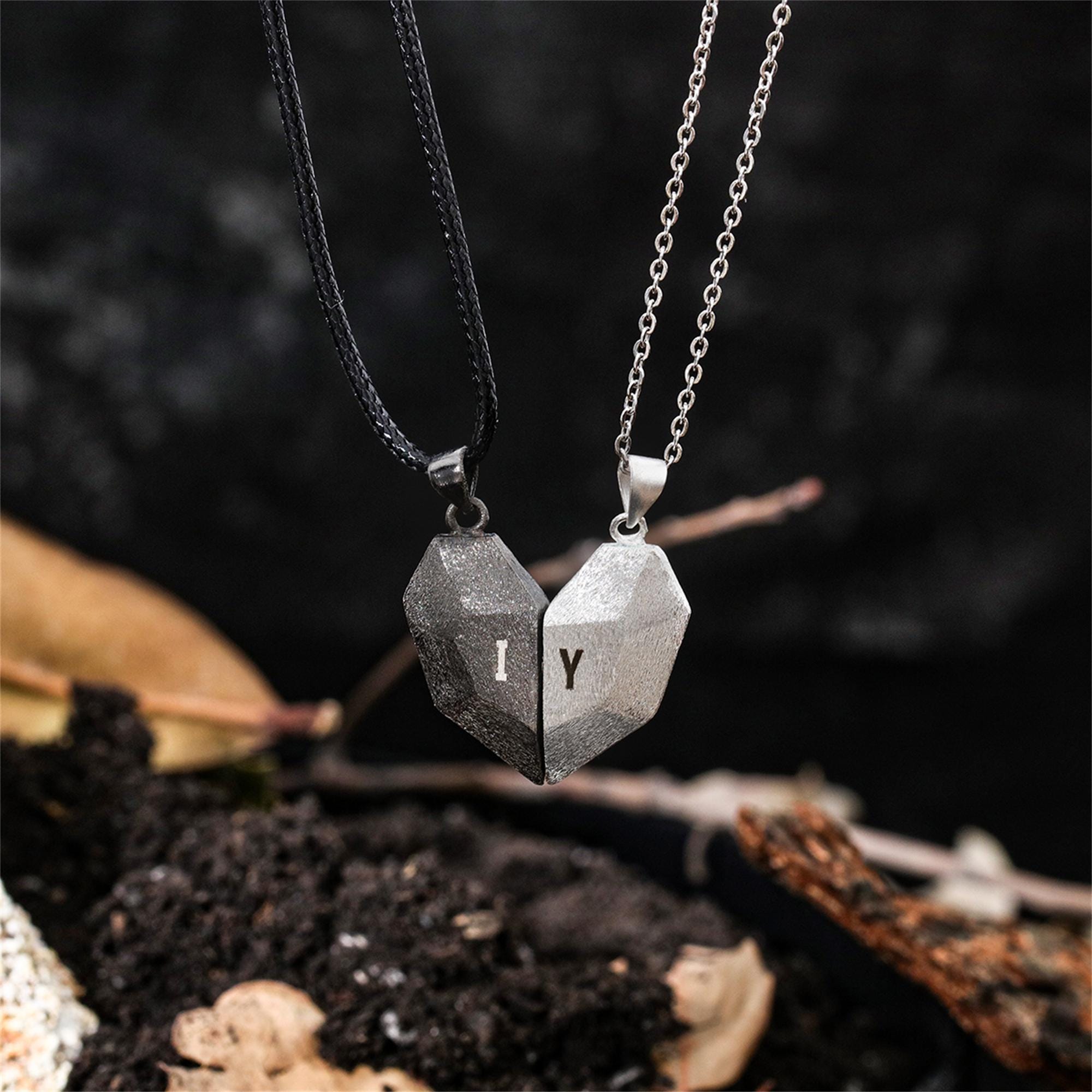 مجموعة قلادات مغناطيسية على شك - مراجعة Magnetic Couple Matching Necklaces وسعره