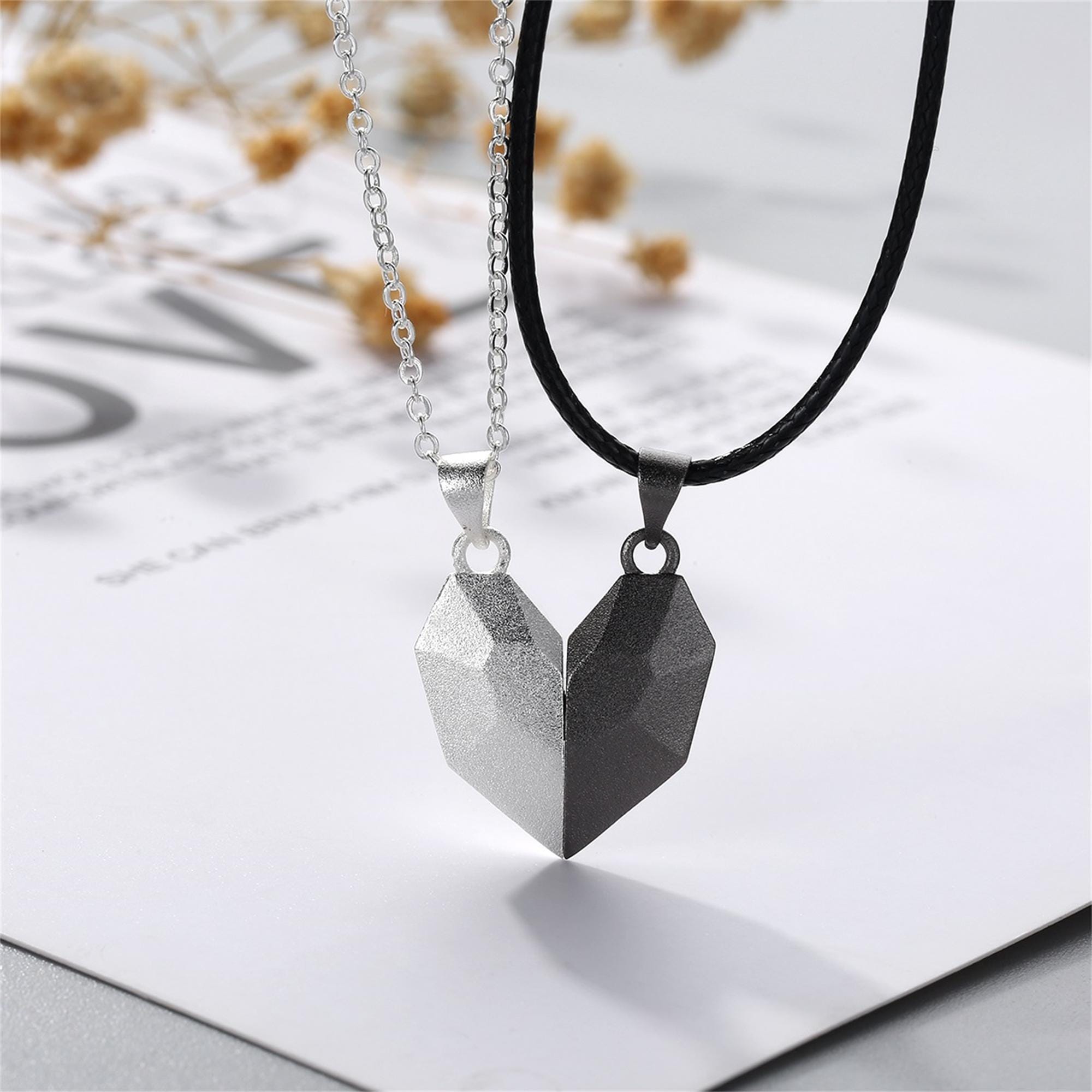 مجموعة قلادات مغناطيسية على شك - مراجعة Magnetic Couple Matching Necklaces وسعره