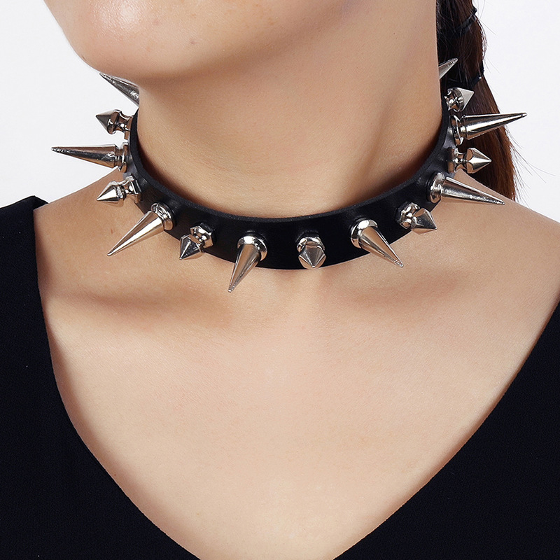 قلادة طويلة من الجلد الصناعي ل - مراجعة Goth Punk Spike Choker وسعره