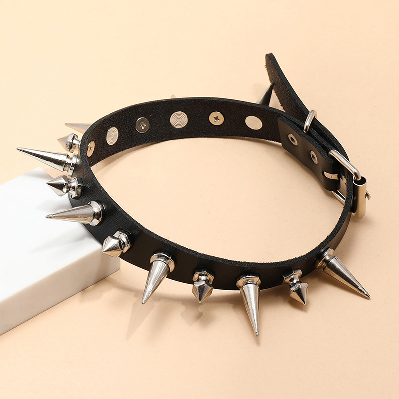 قلادة طويلة من الجلد الصناعي ل - مراجعة Goth Punk Spike Choker وسعره