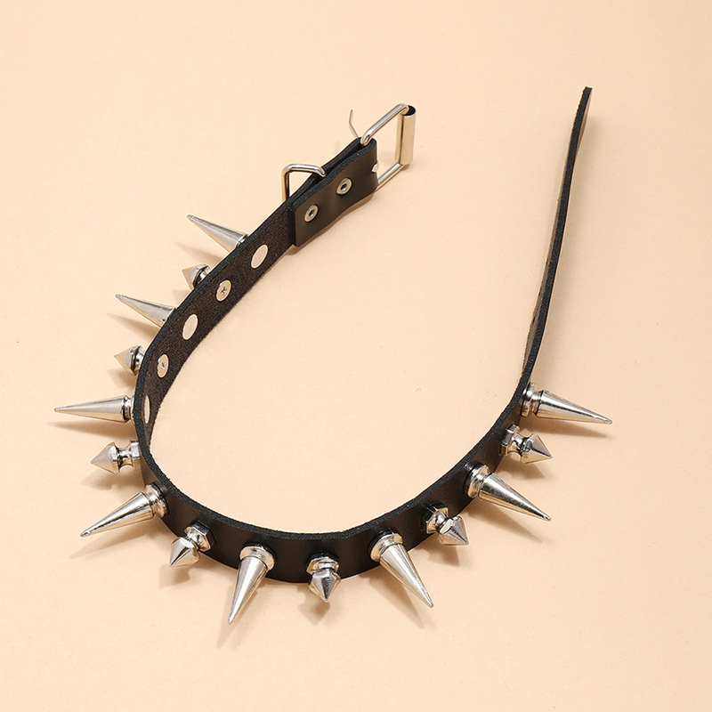 قلادة طويلة من الجلد الصناعي ل - مراجعة Goth Punk Spike Choker وسعره