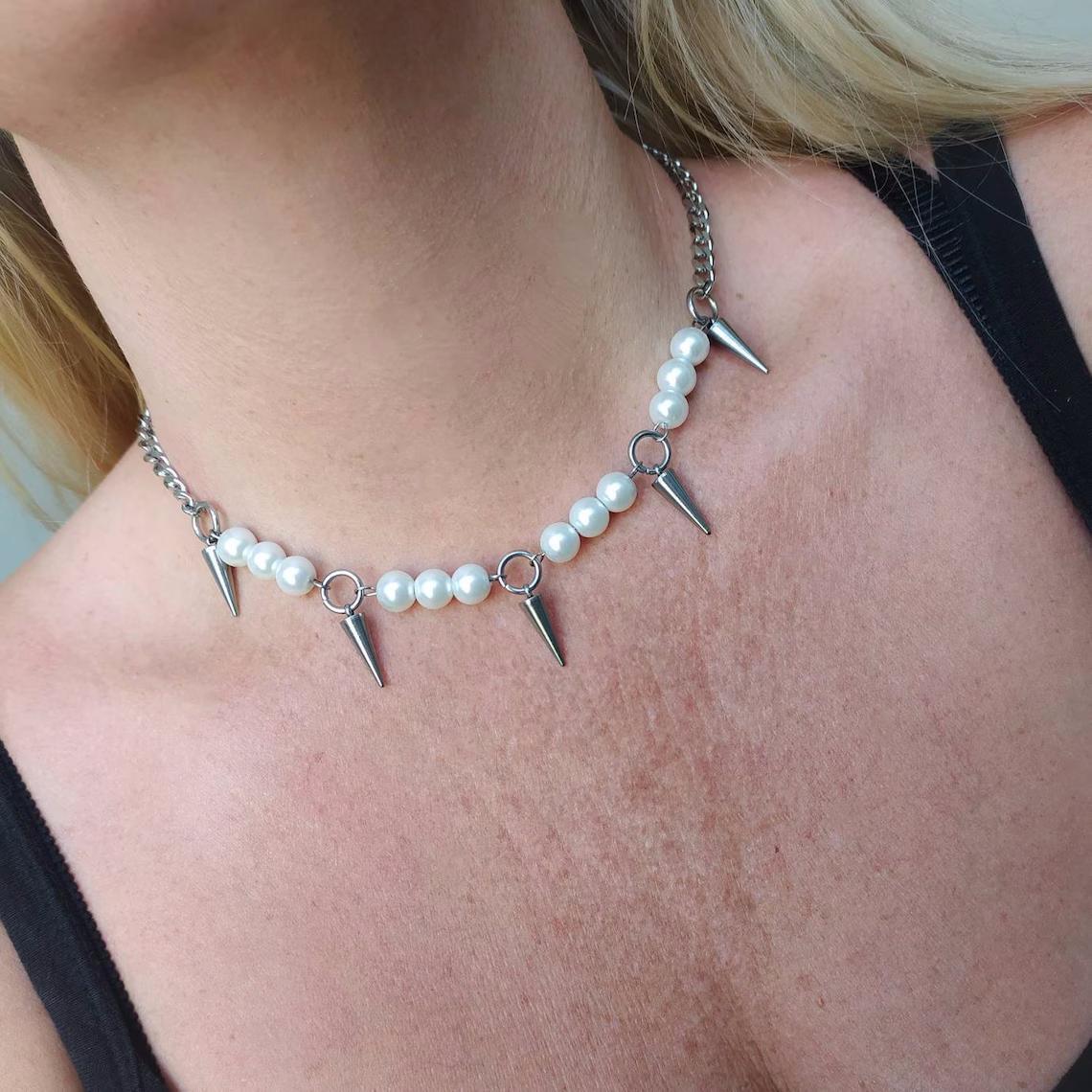 قلادة عنق من إيجيرل-بيرل سبايك - مراجعة Goth Punk Spike Choker وسعره