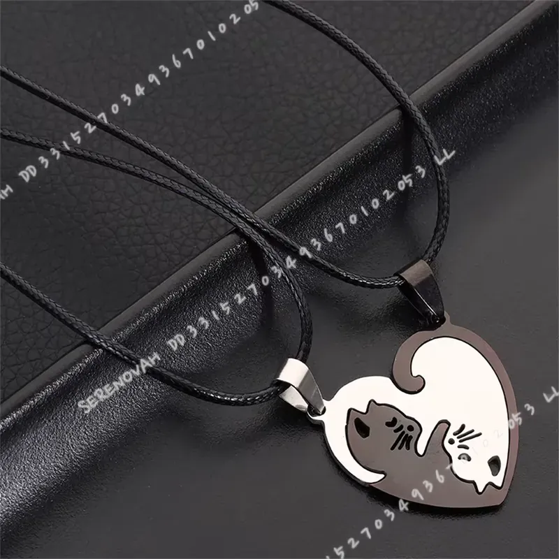 زوج واحد من ميداليات المفاتيح  - مراجعة Magnetic Couple Matching Necklaces وسعره