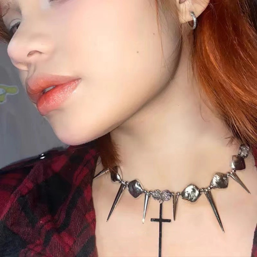 قلادة تشوكر بتصميم Y2k Subcult - مراجعة Goth Punk Spike Choker وسعره