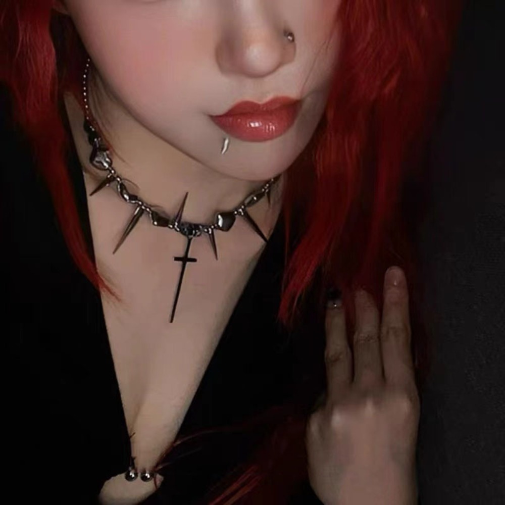 قلادة تشوكر بتصميم Y2k Subcult - مراجعة Goth Punk Spike Choker وسعره