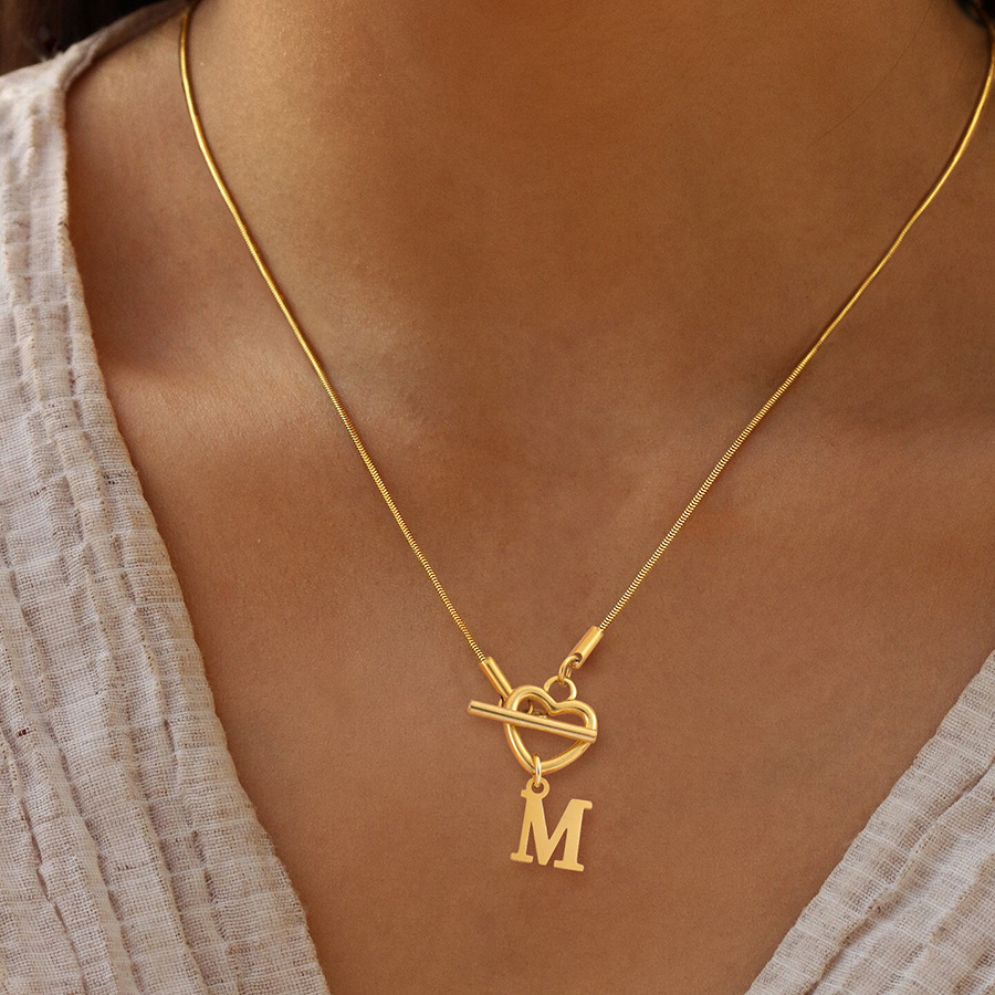 قلادة أنيقة بحرف أولي من A إلى - مراجعة Initial Letter Necklace 18K Gold وسعره